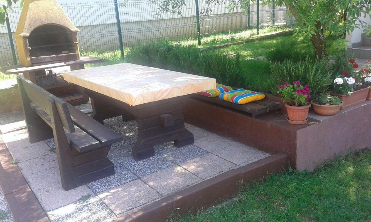 Apartment Suzy With Private Parking Fažana Exterior foto